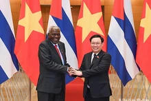 [Foto] Presidente de la Asamblea Nacional de Vietnam recibe a su homólogo cubano