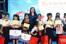La vicepresidenta de Vietnam, Vo Thi Anh Xuan entrega becas a los niños étnicos.