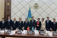 Delegados de ambas partes en las conversaciones entre vicepresidente de la Asamblea Nacional de Vietnam, Nguyen Khac Dinh, y el presidente de la Cámara de Representantes de Kazajistán, Erlan Zhakanovich Koshanov. (Fotografía: VNA)