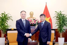 El viceministro permanente de Relaciones Exteriores de Vietnam, Nguyen Minh Vu (derecha) y Nong Rong, asistente del ministro de Relaciones Exteriores de China (Fotografía: baoquocte.vn)