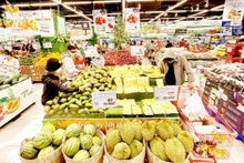 Productos agrícolas vietnamitas se venden en el sistema de supermercados de MM Mega Market. (Fotografía: sggp.org.vn)