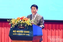 El presidente Luong Cuong pronuncia un discurso en el seminario. (Foto: VNA)