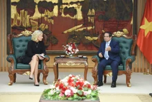 El primer ministro vietnamita, Pham Minh Chinh, recibe a Susanna Campbell, presidenta del grupo sueco SYRE (Foto: VNA)