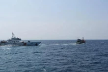 Un barco del Comando de la Región 4 de la Guardia Costera patrulla en el mar (Foto: VNA)