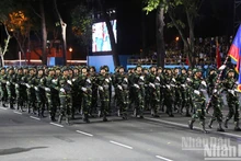El desfile de las fuerzas armadas populares de Laos. (Foto: Nhan Dan)