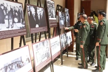 Representantes del Ministerio de Defensa de Laos en la exposición fotográfica. (Foto: VNA)