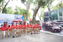 [Foto] Visitantes entusiasmados en la exposición del periódico Nhan Dan por el 50 aniversario de la reunificación nacional