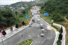 El convoy vietnamita sale por la puerta fronteriza internacional de Song Lap (Vietnam) hacia Pa Hang (Laos). Foto: VNA
