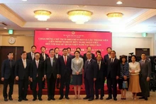 Funcionarios de la Embajada de Vietnam en Japón y una delegación de la Alianza Parlamentaria de Amistad Japón-Vietnam posan para una foto de grupo. (Foto: VNA)