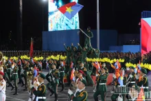 [Foto] Ciudad Ho Chi Minh: Miles de personas presencian el segundo ensayo del desfile militar por 50 aniversario de reunificación nacional