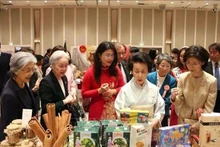 Personas visitan el stand vietnamita en la feria benéfica de Tokio el 23 de abril. (Foto: VNA)