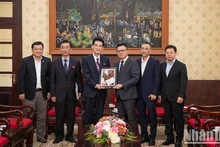 El embajador norcoreano en Vietnam, Ri Sung Guk, recibe un regalo de recuerdo entregado por el periódico Nhan Dan. 
