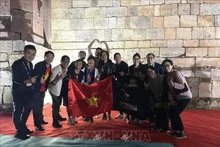 La banda de rock Buc Tuong (La Pared) y sus fanáticos luego del Festival de Música Asean-India 2024. (Foto: VNA)