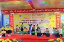Niños presentan los cantos folclóricos Vi y Giam en la escuela. (Foto: VNA)