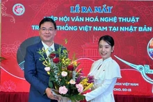 El embajador de Vietnam en Japón, Pham Quang Hieu, entrega flores a la presidenta de la asociación de cultura y arte tradicional vietnamita en Japón, Do Khanh Han. (Foto: VNA)