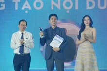El youtuber Khoai Lang Thang (centro) recibe el premio al “creador de contenido del año” en los Vietnam iContent Awards 2024. (Foto: VNA)