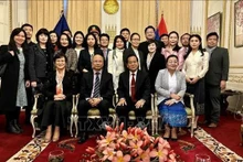 Funcionarios de las Embajadas de Vietnam y de Laos en Francia (Foto: VNA)