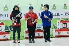 Nguyen Thuy Trang (en medio), quien gana el primer oro para la selección vietnamita. (Fotografía: VNA)