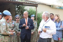 El subsecretario general de las Naciones Unidas Atul Khare y representantes vietnamitas (Fotografía: quandoinhandan)