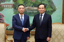 El viceprimer ministro vietnamita, Tran Luu Quang, recibe a Ye Liaoning, presidente del grupo chino de alta tecnología Sunny. (Fotografía: VGP)