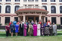 La vicepresidenta vietnamita, Vo Thi Anh Xuan, y embajadoras y representantes jefas de organizaciones internacionales en Vietnam (Fotografía: VNA)