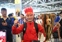 [Foto] Equipo vietnamita cumple su promesa y trae el trofeo a casa