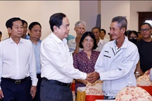 [Foto] Presidente del Parlamento entrega obsequios del Tet en Can Tho