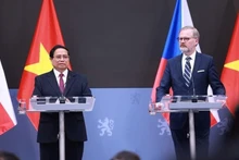 El primer ministro de Vietnam, Pham Minh Chinh, y su homólogo checo, Petr Fiala, informan de los resultados de sus conversaciones en una rueda de prensa conjunta. (Foto: VNA)