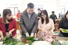 [Foto] Brillante atmósfera de Tet en programa de preparación de “banh chung” en Pekín