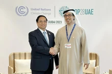 El primer ministro de Vietnam, Pham Minh Chinh, y el vicepresidente de EAU, Sheikh Mansour bin Zayed Al Nahyan. (Foto: VNA)
