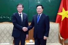 El vicegobernador adjunto de la prefectura nipona de Wakayama, Shimo Hiroshi, y el viceprimer ministro de Vietnam, Pham Binh Minh. (Fotografía: VGP)
