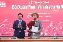 Director de cine vietnamita gana Premio “Bui Xuan Phai: Por el amor a Hanói”. (Fotografía: VNA)