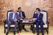 El jefe de la Comisión de Relaciones Exteriores del Comité Central del Partido Comunista de Vietnam, Le Hoai Trung, recibe al miembro permanente del secretariado del Fatah, Jibril Rajoub. (Fotografía: VNA)