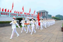 Los soldados desfilan frente al mausoleo del Presidente Ho Chi Minh. (Fotografía: VNA)