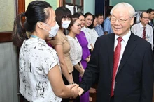 Phu Trong habla con funcionarios y empleados de la Zona de Reliquias del Presidente Ho Chi Minh. 