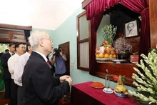 El secretario general del Partido Comunista de Vietnam, Nguyen Phu Trong, ofrece inciensos al Presidente Ho Chi Minh. (Fotografía: VNA)