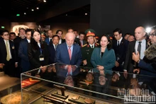 La vicepresidenta vietnamita, Vo Thi Anh Xuan, y el presidente brasileño, Luiz Inácio Lula da Silva, visitan el Museo de Historia Militar de Vietnam. (Foto: Nhan Dan)