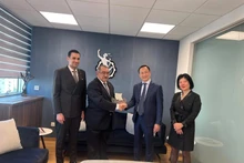 El embajador Hai Hung y el presidente de la CCCI, Stavros Stavrius (Foto: VNA)