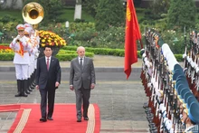 El presidente vietnamita, Luong Cuong, y su par de Brasil, Luiz Inácio Lula da Silva, pasan revista a la guardia de honor en la ceremonia de bienvenida. (Foto: Nhan Dan)