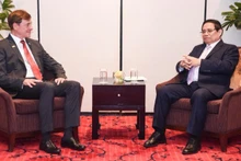 El primer ministro vietnamita, Pham Minh Chinh, recibe a Francisco Gomes Neto, presidente y director ejecutivo del grupo Embraer de Brasil. (Foto: VNA)
