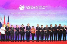 El ministro vietnamita de Relaciones Exteriores, Bui Thanh Son (cuarto, a la izquierda) y otros cancilleres toman una foto en la Conferencia Asean+3. (Fotografía: YONHAP/VNA)