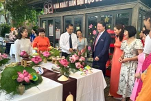El embajador de EE. UU., Marc Knapper, y los delegados disfrutaron de la cocina vietnamita en el Festival. 