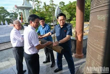 El presidente de la Asamblea Nacional de Vietnam, Vuong Dinh Hue, y otros delegados en el Cementerio de mártires de guerra en la ciudad de Hue. 