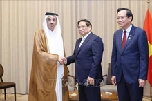 El primer ministro Pham Minh Chinh (centro) recibe al ministro de Trabajo de Catar, Ali bin Saeed bin Samikh Al Marri, en Doha el 31 de octubre. (Foto: VNA)