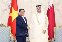 El primer ministro de Vietnam, Pham Minh Chinh, y su homólogo de Catar, Sheikh Mohammed bin Abdulrahman bin Jasim Al-Thani. (Foto: VNA)