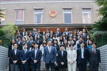 El embajador vietnamita en Japón, Pham Quang Hieu y representantes de las 46 oficinas locales en Tokio (Foto: VNA)