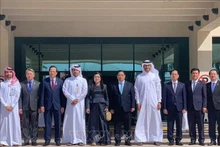 El primer ministro Pham Minh Chinh, su esposa y una delegación vietnamita de alto nivel visitan la ciudad industrial de Ras Laffan, el 1 de noviembre. (Foto: VNA)