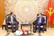 El secretario del Comité Central del Partido Comunista de Vietnam y jefe de su Comisión de Relaciones Exteriores, Le Hoai Trung (derecha) y el embajador chino en Hanói, He Wei (Foto: VNA)