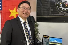 Nguyen Ai Huu, presidente y director general del grupo Xelex, presenta el portátil/tableta Latimer. (Foto: VNA)