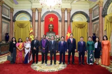 El presidente Vo Van Thuong y embajadores de UAE, Sri Lanka y Chile (Fotografía: VNA)